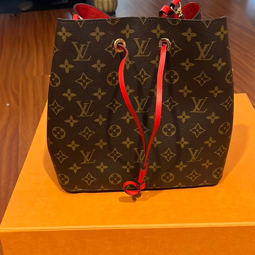 Louis Vuitton authentic Neo Noe bucket bag